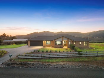 MODERN HOME + LARGE SHED + DUAL ACCESS