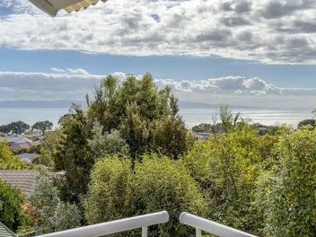 Central escape with sea and bush views – Auction