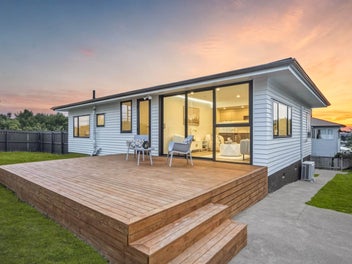 Walk to Rangitoto College – Must be Sold!