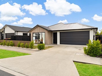 Modern 450sqm Freehold Living in Milldale