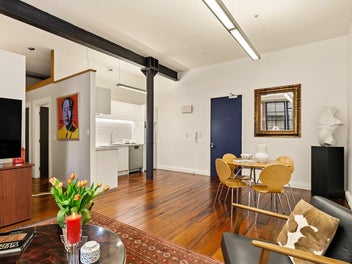 CHARMING CHARACTER APARTMENT - HANNAH WAREHOUSE