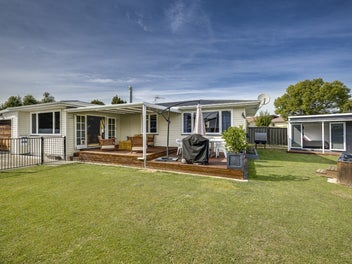 Prime Walk Location - With Studio/Cabin