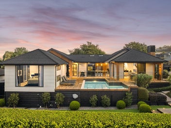 PUKEKOHE HILL PRIVACY, POOL & VIEWS
