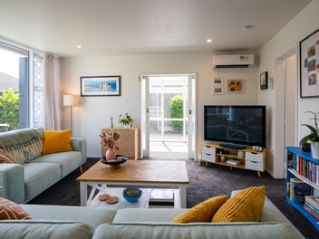 THE EASE OF SINGLE-LEVEL LIVING. SIZE, SUN & FLOW
