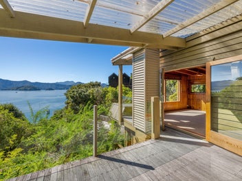 Sunshine Bay - Where the Sounds Truly Shine