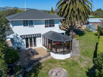 Owners committed overseas - must be SOLD!