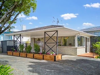 Picture-Perfect Living with Gorgeous Outdoor Flow