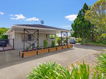 Picture-Perfect Living with Gorgeous Outdoor Flow