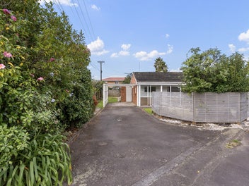 Brick, Tile & Brilliant Buying - Ellerslie Border
