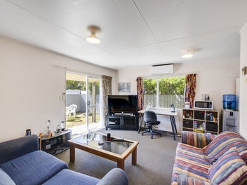 Easy-Care 2-Bed Home, Private, Lock-Up Garage