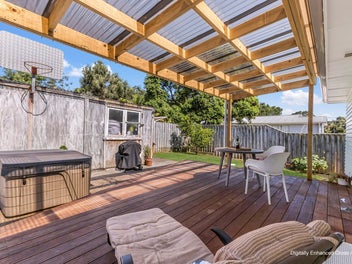 Walk-to-the-Beach Living in Moturoa