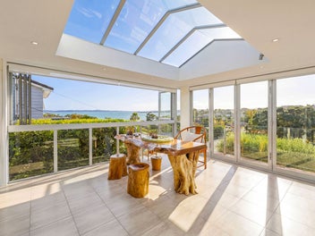 Come Sea! 974m2 in Macleans! Oversea Bound!