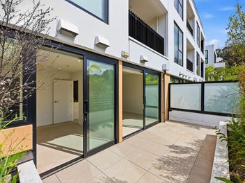 DGZ Gem - North Facing with Courtyard!