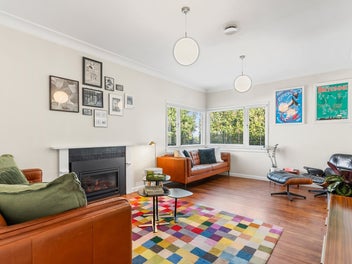 CUL-DE-SAC LIVING - STANDOUT OUTDOOR ENTERTAINING!