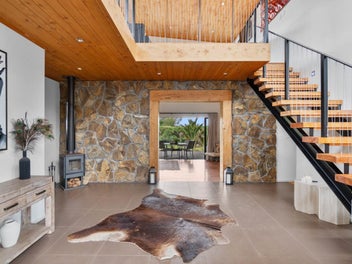 IMPRESSIVE RESORT STYLE LIVING ON 1 HA