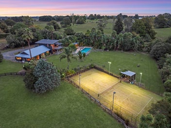 IMPRESSIVE RESORT STYLE LIVING ON 1 HA