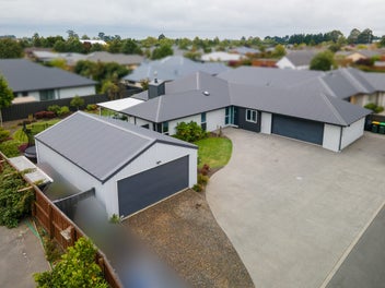 Immaculate Exec Living w/ 6+ Car Garage