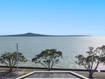 Waterfront Penthouse Living – Timeless Position