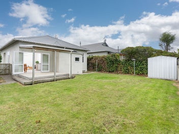 Easy St Clair living, close to everything you need