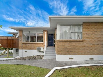 3 Beds + Huge Bonus Room + Top School Zone