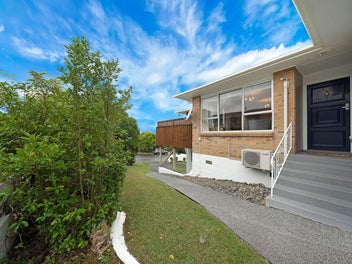 3 Beds + Huge Bonus Room + Top School Zone