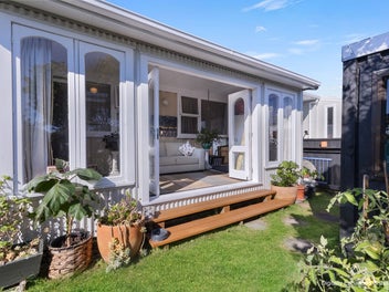 Cozy Family Living With Private Gardens