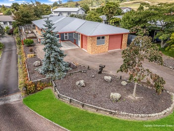 Exceptionally Spacious Home, Plus 90m2 Garage!