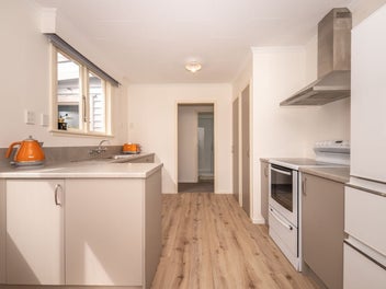 Charming Bungalow - Walk to Town