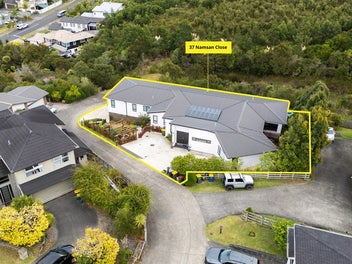 Grand Family Living In A Quiet Cul-De-Sac