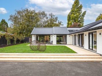 80's Classic with River Views