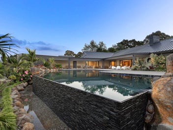 UNIQUE OPULENCE + HEATED INFINITY WATERFALL POOL