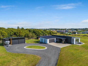 Luxury living in Otatara!