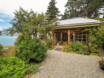 Charming Harbour View Cottage on 3.5 acres