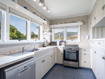 BIG HOME. BIG GARAGING. BIG INCOME POTENTIAL.