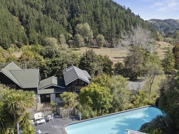 Private Lifestyle Living Minutes from Nelson