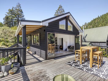 Private Lifestyle Living Minutes from Nelson