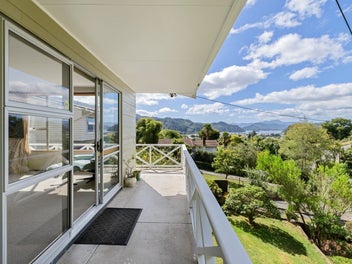 Versatile living with views & income potential