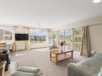 Versatile living with views & income potential