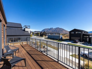 Home Plus Income on Spur Ridge