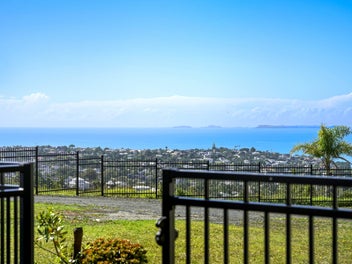 Walking distance to Rangitoto College & Sea Views