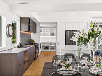 Lux Living, Multiple Garages, 10 minutes to Albany