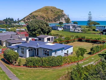A true Mahia original –renovated,...