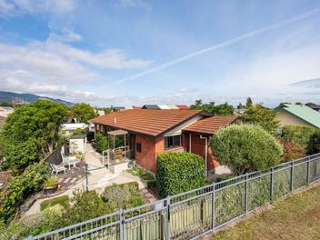 Sunny Secluded & Close to Everything!