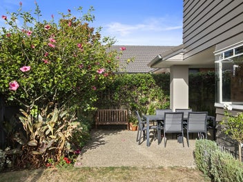 5 Beds - 3 Garages - Room to Grow!