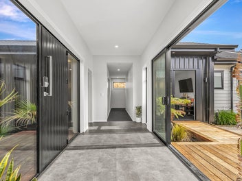 Country-Edge Living in Redwood Valley