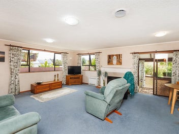 TEAM LEWIS - FAB 3 BED IN TOP LOCATION