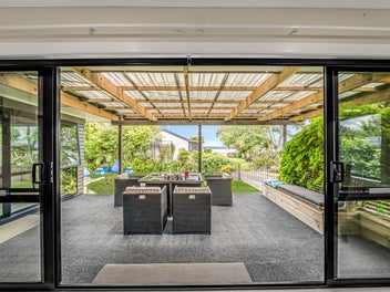 Time To Relax, Charming Lake-View Cottage!