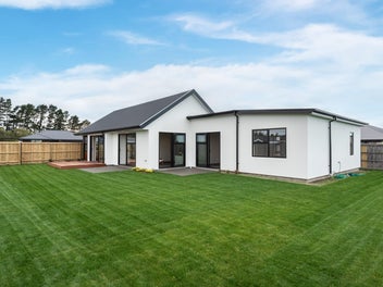 Spacious Family Living in Tekoa Estate!