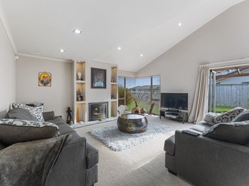 New Price! Premium 5 Bed Home - Premium Location!