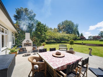 TEAM LEWIS - 5 MINUTES FROM MARTON